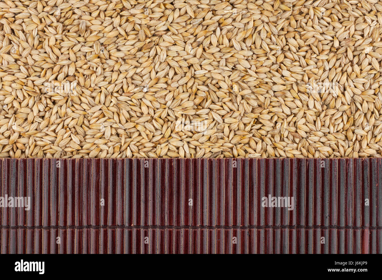 Bello il tappetino di bambù d'Orzo Grani come sfondo agricolo. Vista da sopra Foto Stock