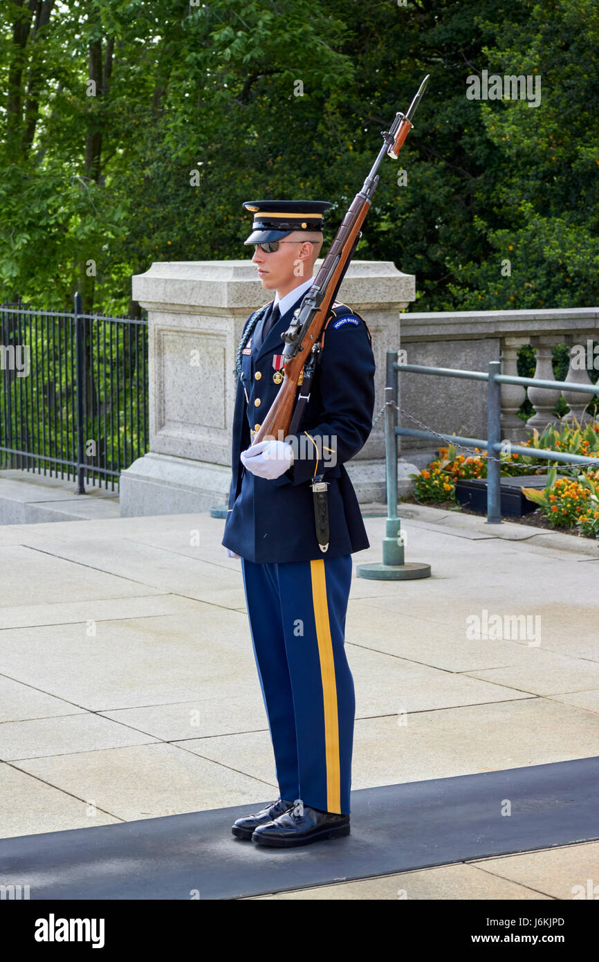 Guardia d'onore tomba sentinella di guardia presso la Tomba degli Ignoti il Cimitero di Arlington Washington DC USA Foto Stock