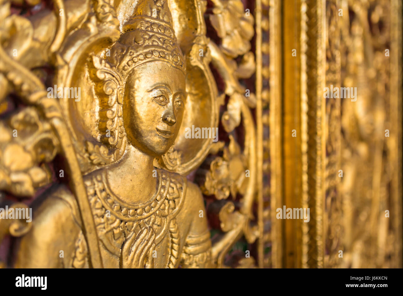 Beautiful golden carving sullo sportello di Wat Sensoukharam tempio a Luang Prabang, Laos Foto Stock