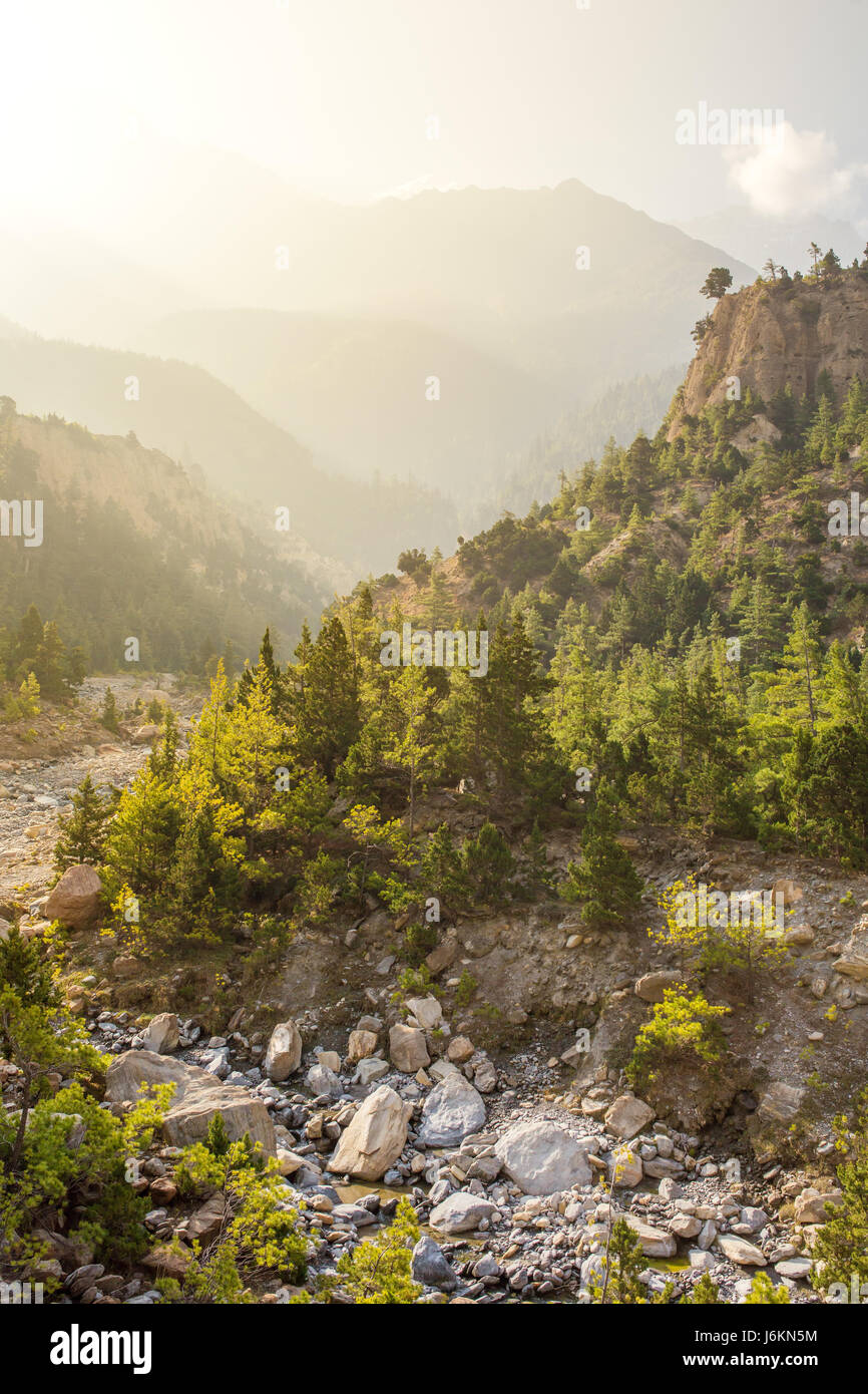 Bella montagna paesaggio fluviale in Nepal. Circuito di Annapurna trekking Foto Stock