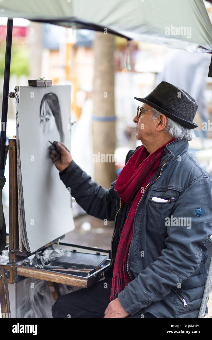 Parigi, Francia - 12 Maggio 2017: un artista pittura su Place du Tertre nel quartiere di Montmartre in Parigi Foto Stock