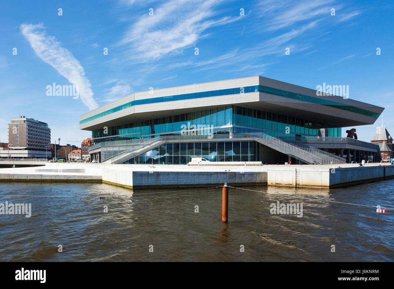 Dokk1 edificio ad Aarhus, Danimarca, visto dal porto. Dokk1 è una biblioteca pubblica e centro di cultura. Foto Stock