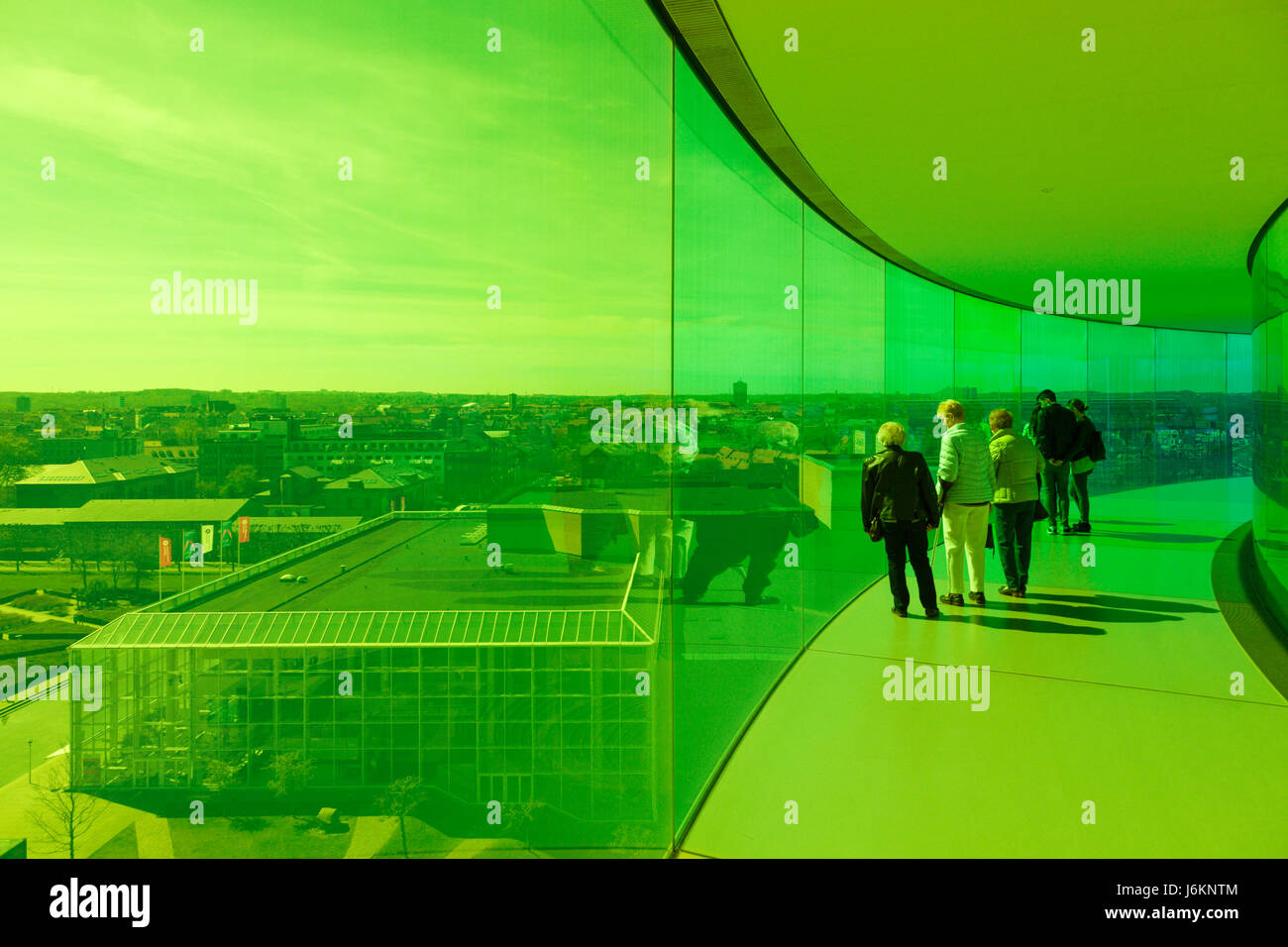 Visitatori godendo la vista attraverso il verde il vetro colorato su Aarhus dall'interno di Olafur Eliasson installazione "Il panorama arcobaleno" sulla sommità del Aarh Foto Stock