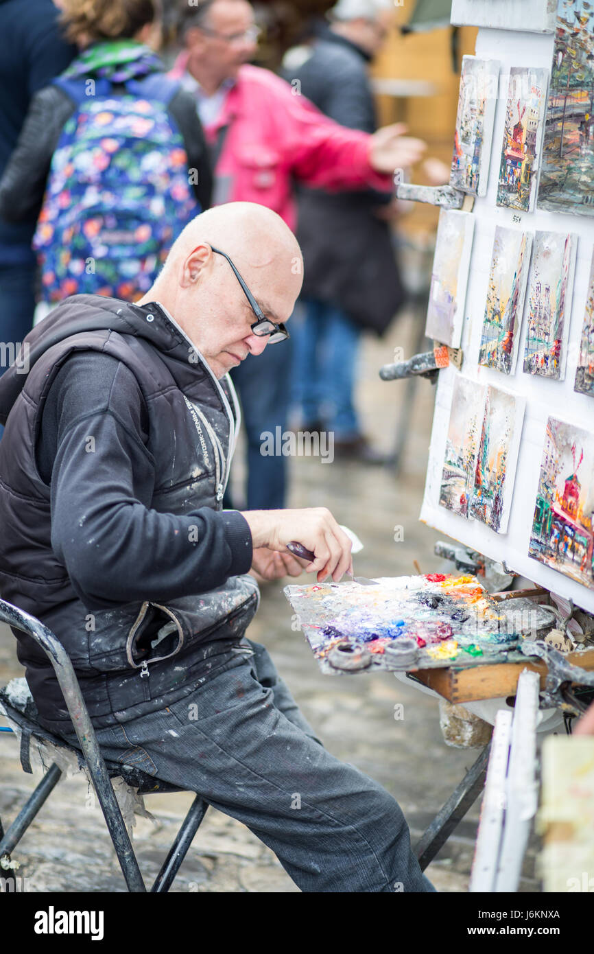 Parigi, Francia - 12 Maggio 2017: un artista pittura su Place du Tertre nel quartiere di Montmartre in Parigi Foto Stock