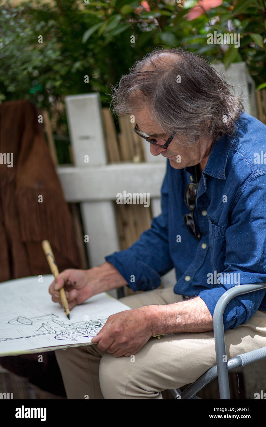 Parigi, Francia - 12 Maggio 2017: un artista pittura su Place du Tertre nel quartiere di Montmartre in Parigi Foto Stock
