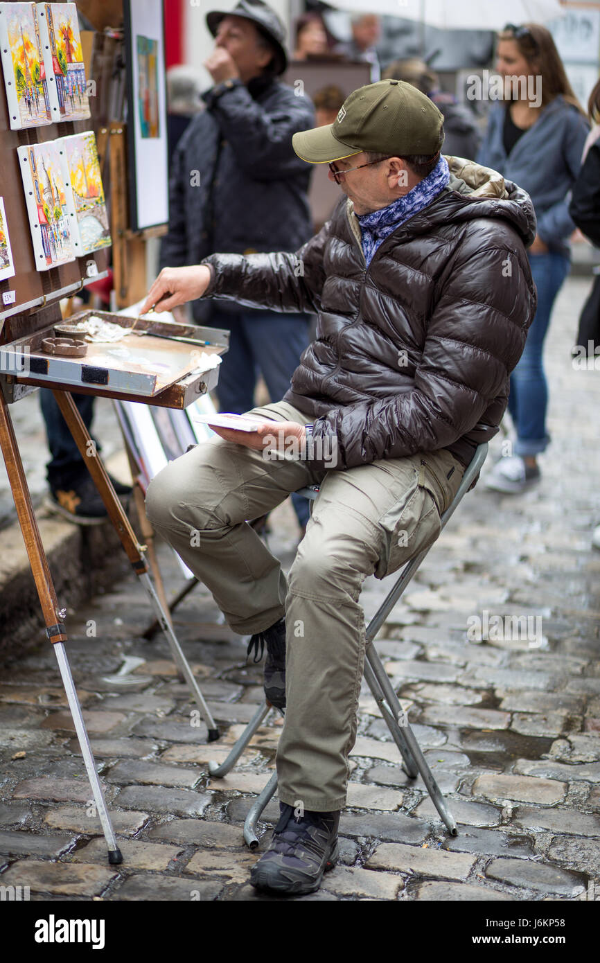 Parigi, Francia - 12 Maggio 2017: un artista pittura su Place du Tertre nel quartiere di Montmartre in Parigi Foto Stock