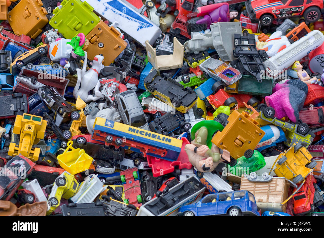 Toy Cars e giocattoli di plastica in una scatola di giocattoli Foto stock -  Alamy