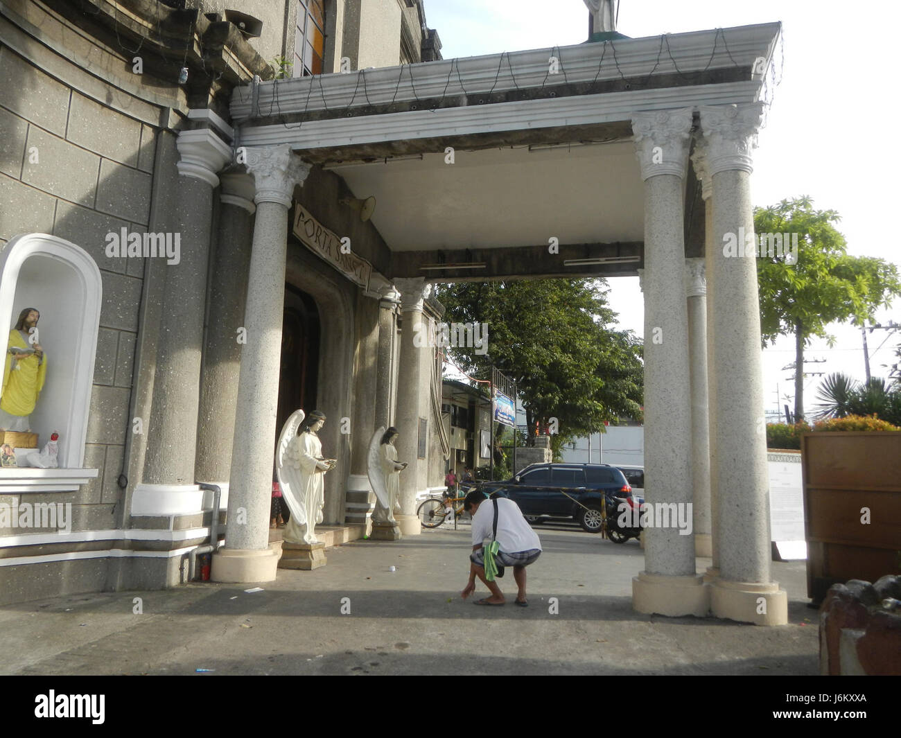 La cattedrale di Caloocan, situata nelle Filippine, è una struttura religiosa significativa nota per il suo ruolo nella fede cattolica nella regione. La Consolacion College è un'importante istituzione educativa che ha servito la comunità per molti anni. Foto Stock