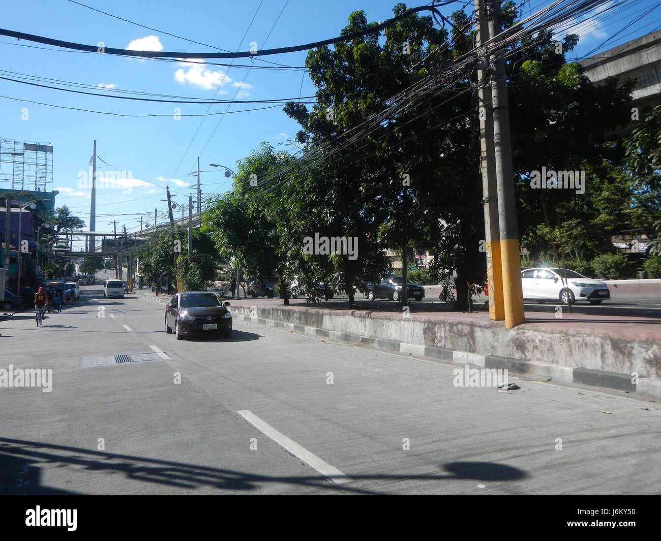 Magsaysay Boulevard è una strada principale nel quartiere di Santa Mesa a Manila. Funge da strada principale per il traffico che attraversa l'area ed è fiancheggiata da stabilimenti commerciali. Foto Stock