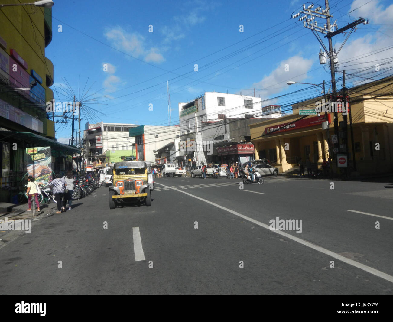 Questa immagine cattura Barangay pag-Asa, situato a Kalentong, Mandaluyong City, Filippine. La comunità fa parte di un'area urbana densamente popolata, caratterizzata da edifici residenziali e commerciali che contribuiscono all'economia e alla cultura locali. Foto Stock