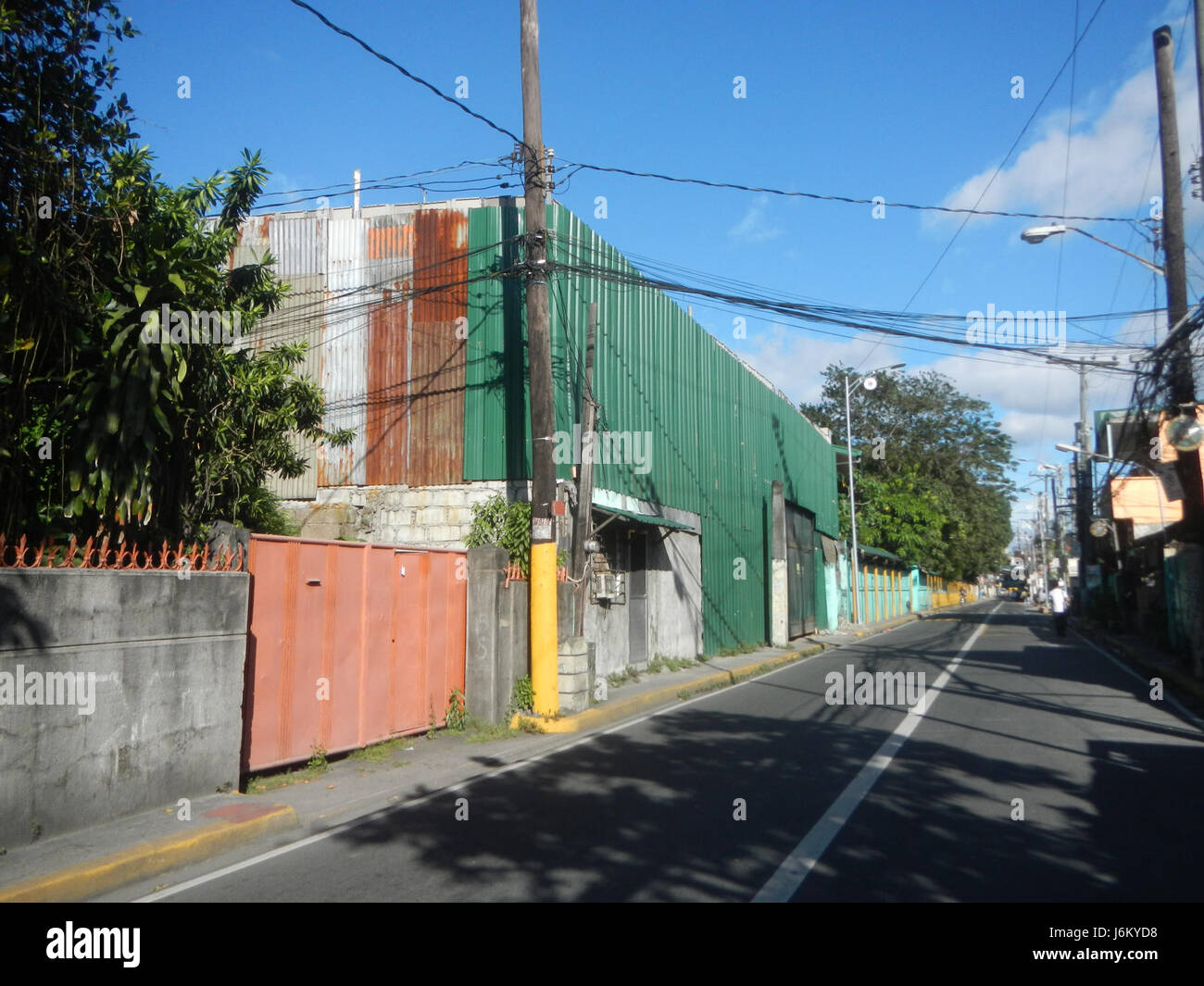 Questa immagine rappresenta l'area di Punta Santa Ana a Manila, concentrandosi su Barangays Schoos Felix Y. Manalo Street 14. La fotografia cattura l'ambiente urbano e la vita di strada di questa parte della città, evidenziando le sue infrastrutture e gli edifici locali. Foto Stock