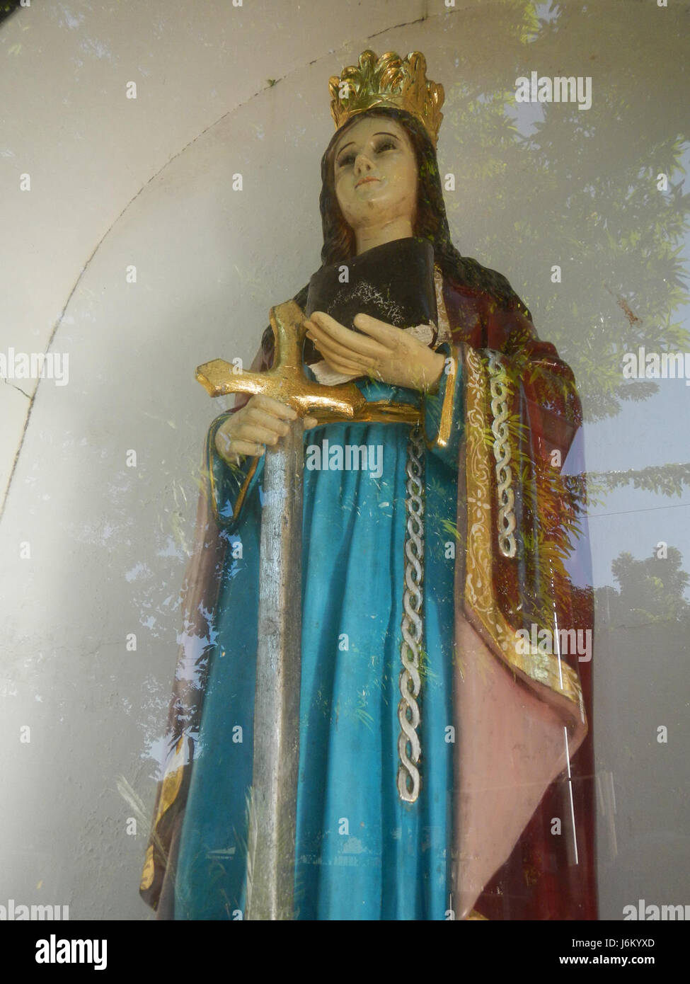 Questa immagine raffigura una medaglia del National Center for Mental Health, situato a Mandaluyong City, Filippine. La medaglia è associata alla Mary Dymphna Chapel, un sito significativo all'interno della struttura dedicata alla salute mentale. Foto Stock