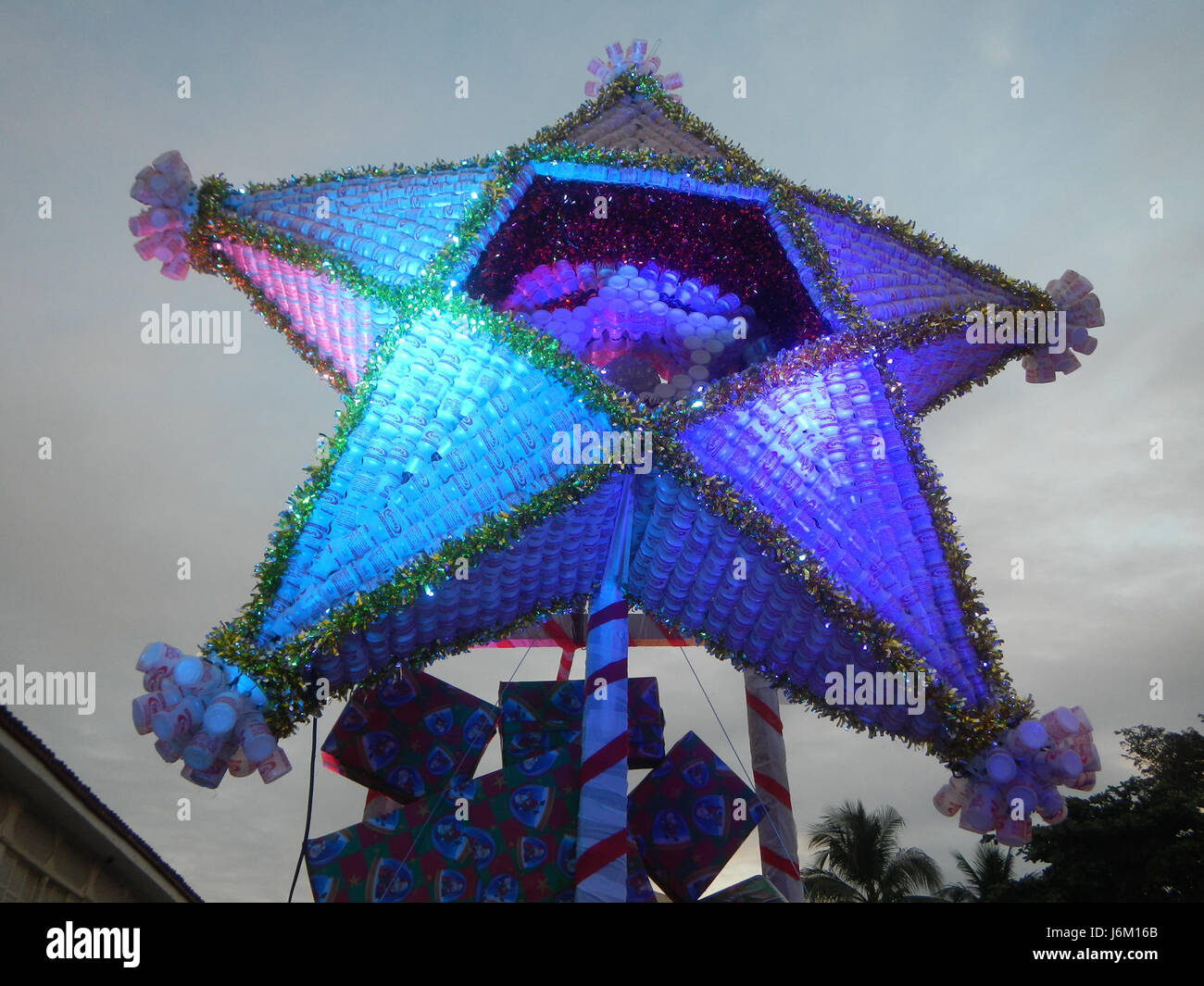 Il Festival delle parole del 2016 nella città di Malolos, tenutosi a Barangays intorno alla chiesa di Barasoain, ha celebrato la vivace tradizione della regione di fare parol (lanterne di Natale), un simbolo della cultura e dell'artigianato filippino. Foto Stock