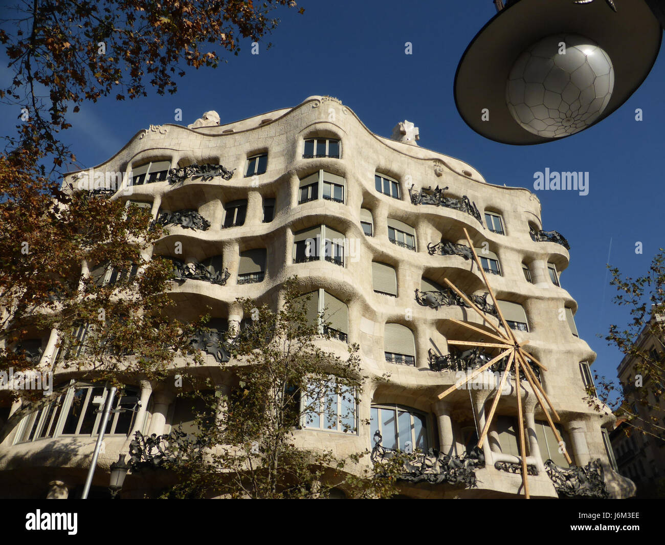 Casa Mila, conosciuta anche come la Pedrera, è un capolavoro architettonico di Antoni GaudÃ­ a Barcellona, famoso per il suo design modernista unico e le forme organiche. Foto Stock