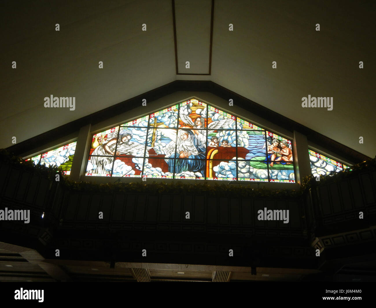 La chiesa parrocchiale di Santa Rita de Casia, situata a Guiguinto, Bulacan, Filippine, è un sito religioso significativo. La chiesa prende il nome da Santa Rita di Cascia, una popolare santa cattolica nota per la sua pietà e devozione. Foto Stock