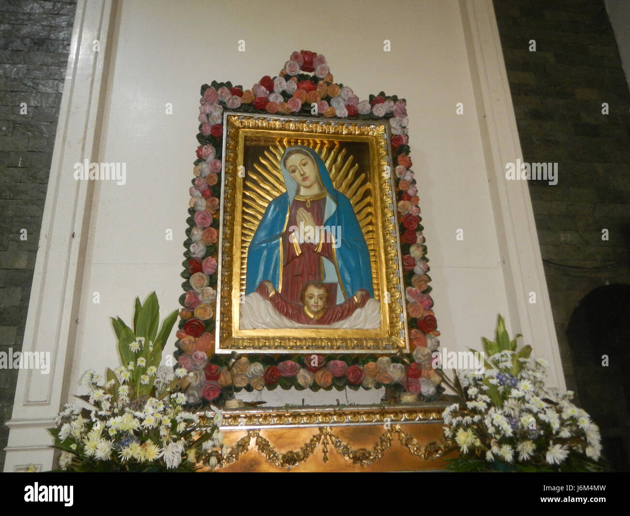 Santa Rita de Casia Parish Church, situata a Santa Rita, Guiguinto, Bulacan, è una chiesa cattolica dedicata a Santa Rita di Cascia. La chiesa è un notevole luogo di culto e di riunione della comunità a Bulacan, che offre regolari servizi religiosi ed eventi culturali. Foto Stock