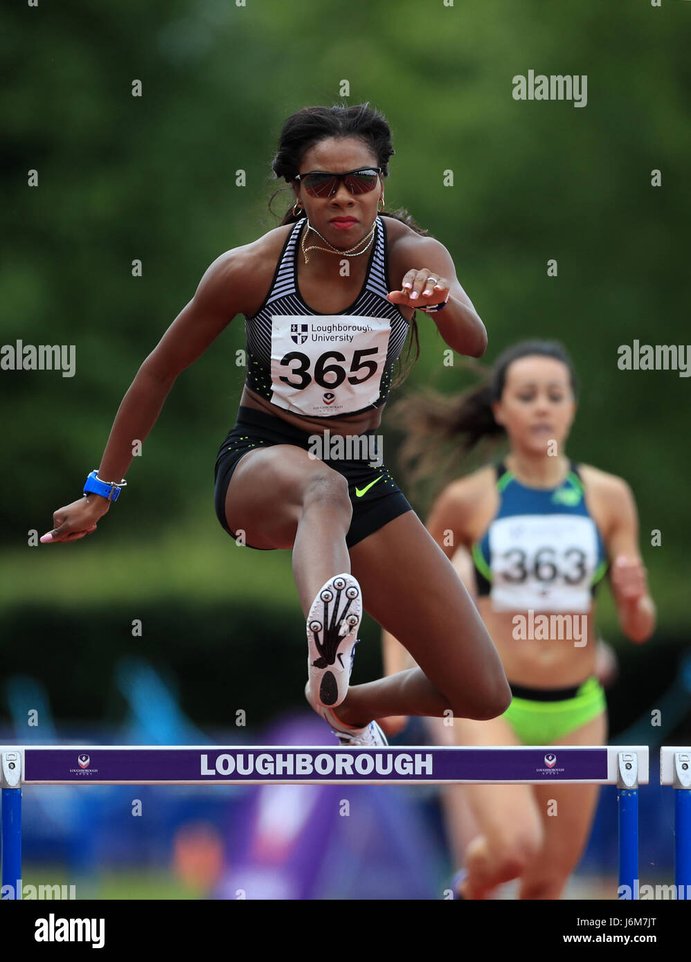 Deborah Rodriguez vince la 400 metri di valutazione per donna ostacoli durante la Loughborough Internazionali di atletica leggera evento a Paula Radcliffe Stadium. Foto Stock