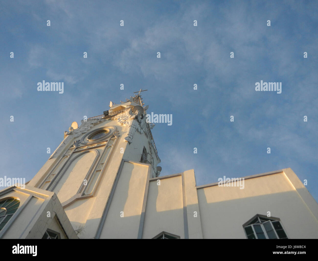 Questo titolo si riferisce al campanile di Pinaod, San Ildefonso, Bulacan, e alla sua posizione lungo la strada. I campanili sono comuni negli ambienti della chiesa e sono significativi nel patrimonio e nella storia filippina. Foto Stock