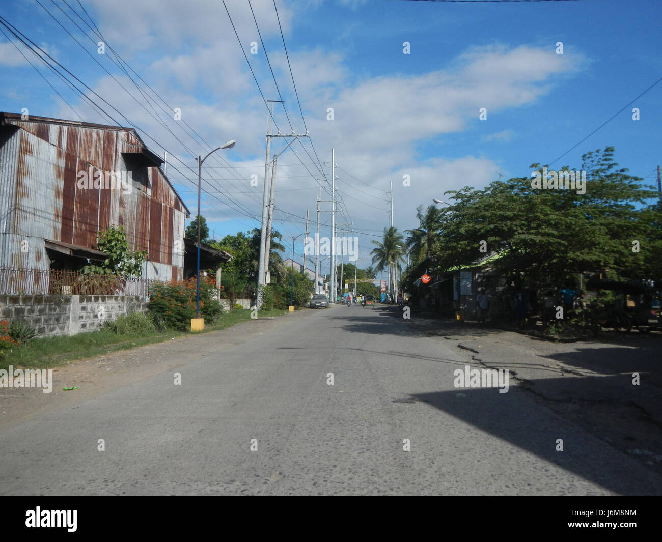 Il Cruz na Daan è un importante punto di riferimento storico e culturale nelle Filippine. Situato lungo la strada che collega diverse città di Bulacan, è un importante punto di riferimento per la gente del posto e i viaggiatori. Il punto di riferimento ha un valore religioso e culturale nella regione. Foto Stock