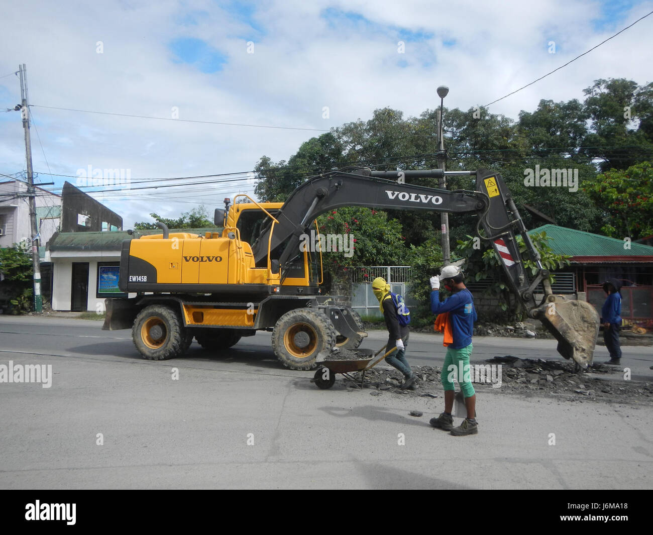 Questo riferimento riguarda i progetti di costruzione di strade a Pulilan, Bulacan, lungo la Maharlika Highway, che utilizzano attrezzature Volvo EW152B per lo sviluppo nella regione. Foto Stock