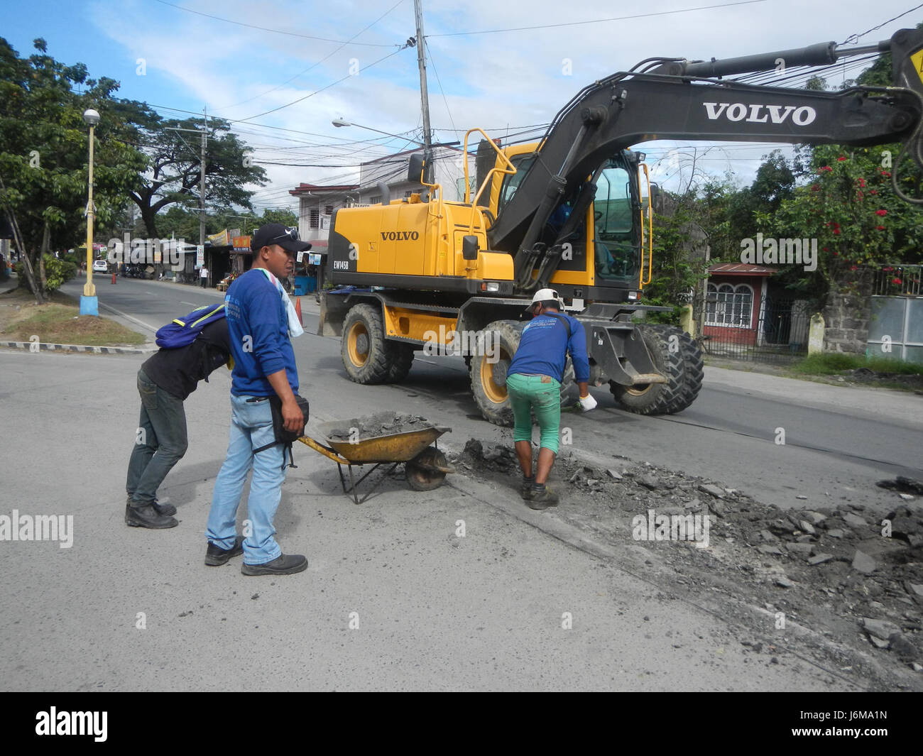 Il progetto di costruzione di strade a Pulilan, Bulacan, coinvolge le attrezzature Volvo EW164B lungo la Maharlika Highway. Questo sviluppo fa parte dei progetti infrastrutturali in corso che migliorano i trasporti nella regione. Foto Stock