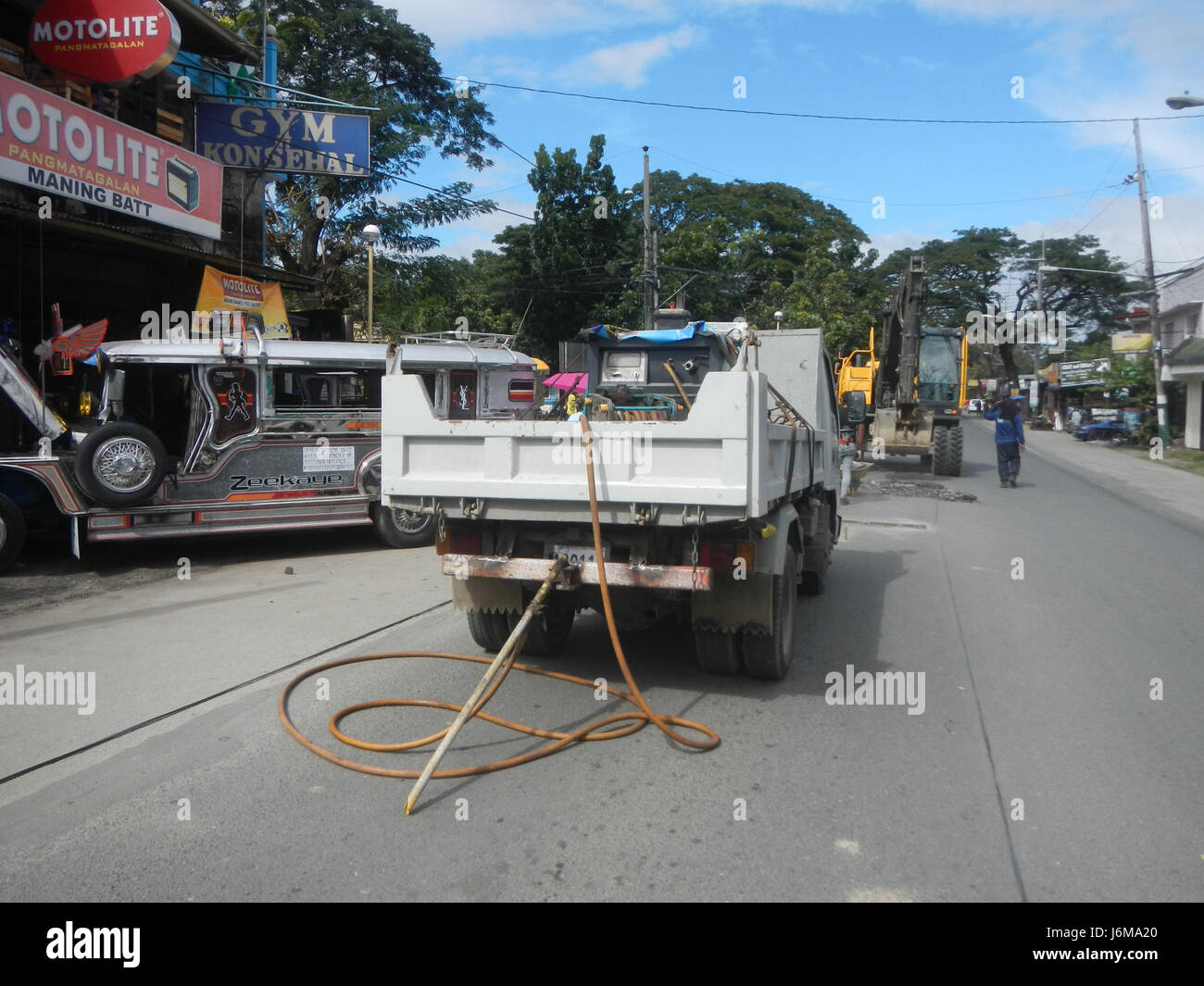 Attività di costruzione sulla Maharlika Highway a Pulilan, Bulacan, con un escavatore Volvo EW169B. Foto Stock