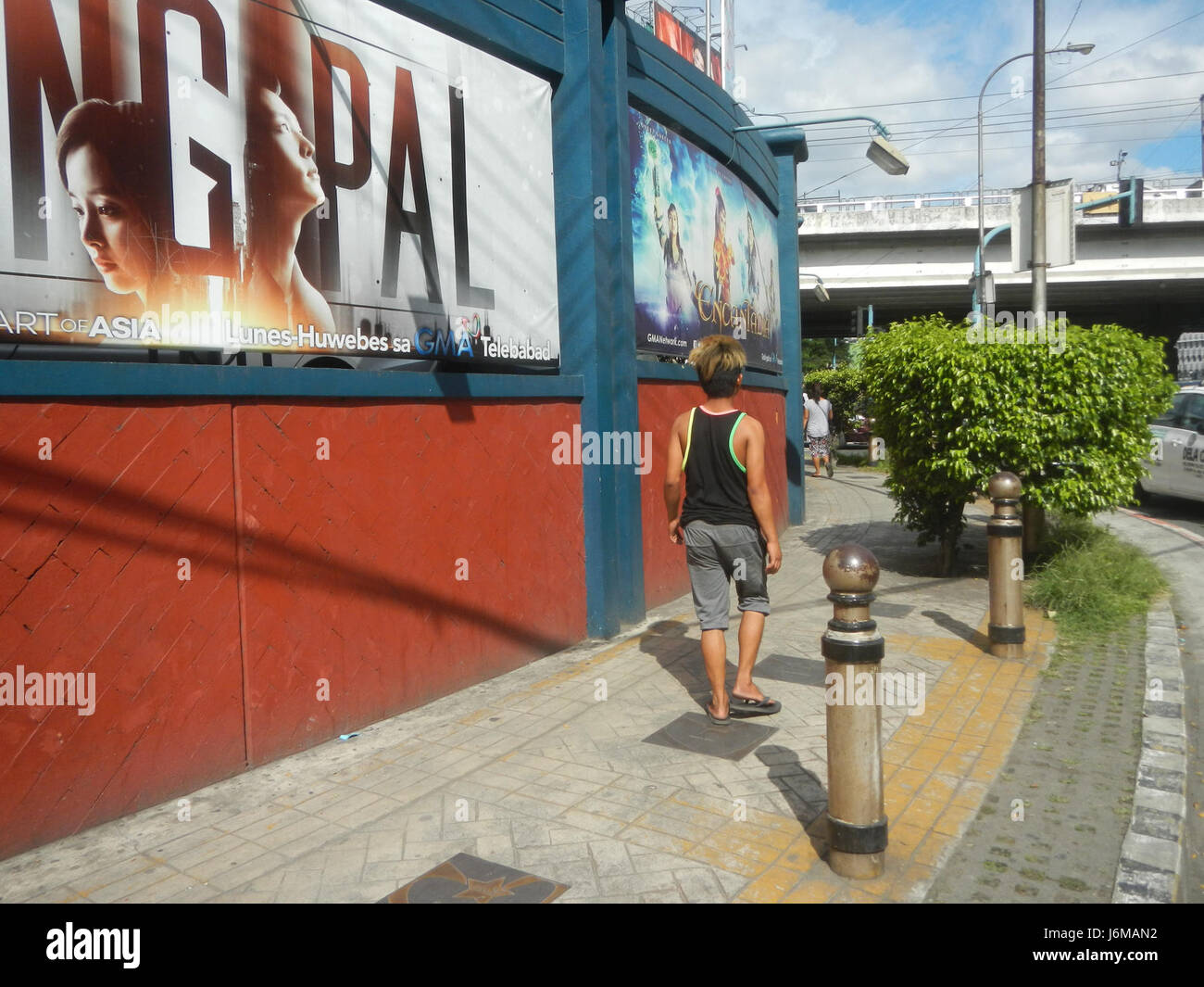 L'EDSA Timog Avenue Flyover è una struttura di traffico chiave che collega East Timog Avenue con il percorso EDSA, passando vicino al GMA Network Center. Il cavalcavia è progettato per facilitare la congestione del traffico nell'area e migliorare il flusso del traffico. È dotato di recinzioni rinforzate lungo i suoi confini per garantire la sicurezza sia dei veicoli che dei pedoni. Questo cavalcavia fa parte degli sforzi in corso per affrontare i problemi di traffico a Metro Manila. Foto Stock