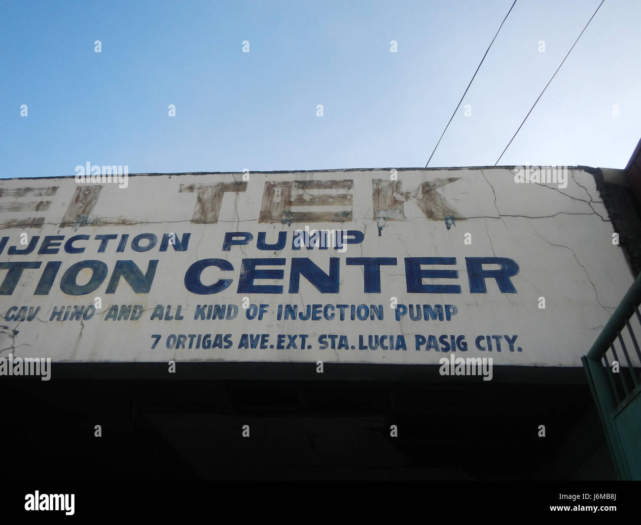 Una fotografia o una mappa che documenta l'estensione di Ortigas Avenue a Pasig City, Filippine, che mostra i punti di riferimento chiave come un ponte, una scuola, una chiesa e il fiume vicino, offrendo un'istantanea delle infrastrutture e dell'ambiente urbano della città. Foto Stock