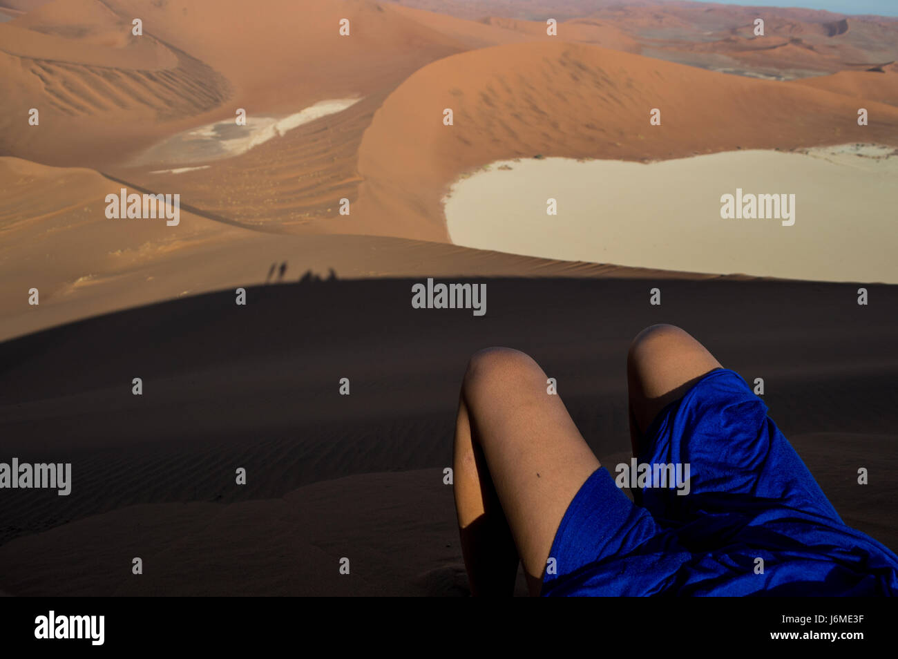 Climbing Big Daddy Duna, paesaggio desertico con persone di ombre, cercando su Sossusvlei Salina, Namibia Foto Stock