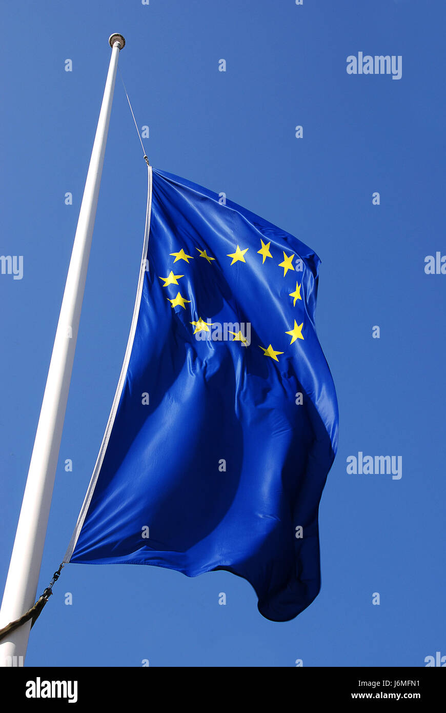 L'Europa blu bandiera flagstaff stelle asterischi blu europa simbolico montante di bandiera Foto Stock