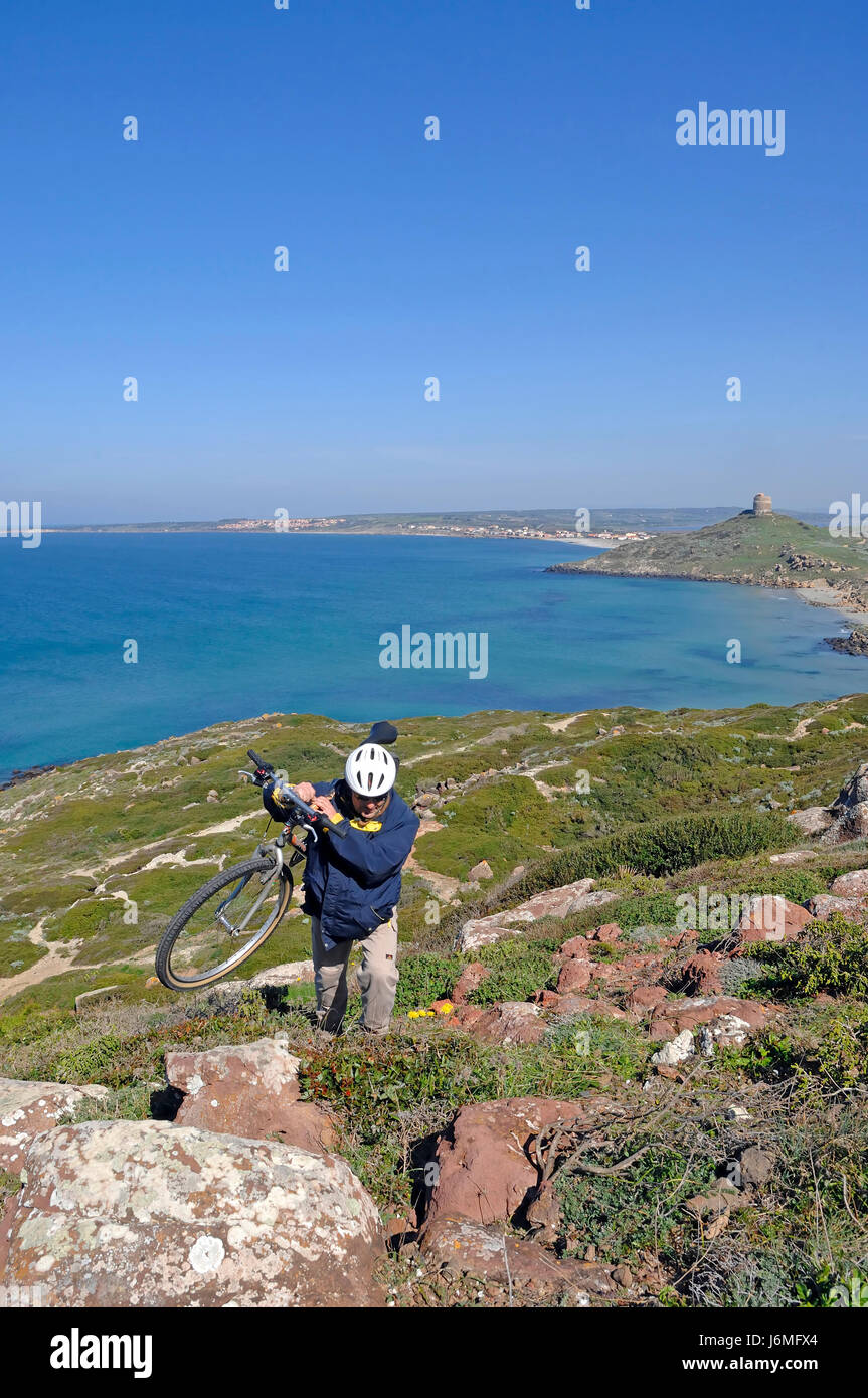 Ciclista conduce a spalla la sua bici, la penisola del Sinis, provincia di Oristano, Sardegna, Italia, Europa Foto Stock