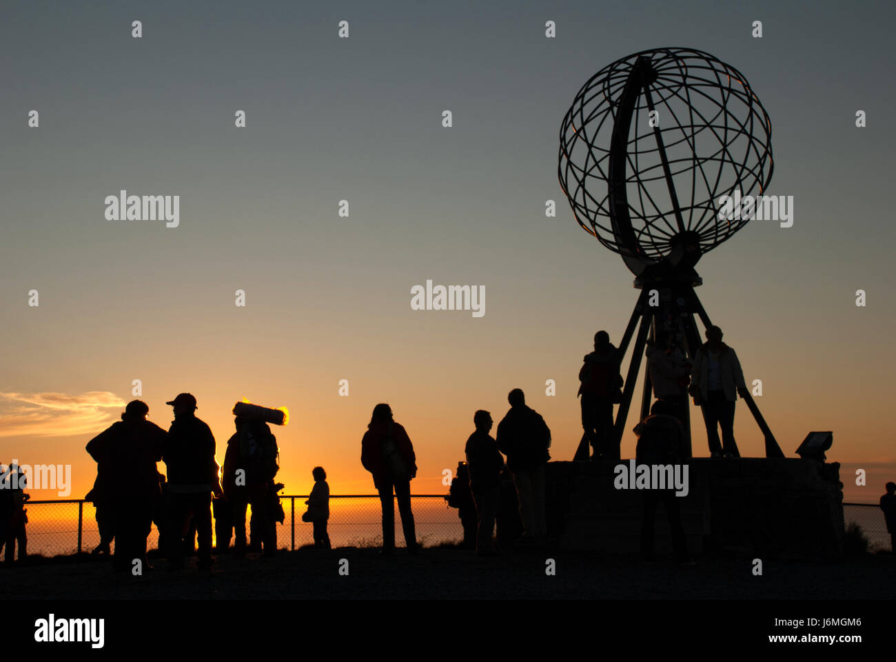 Nordkapp. Monumento del globo a Capo Nord, Norvegia. La mezzanotte a Nordkapp Foto Stock