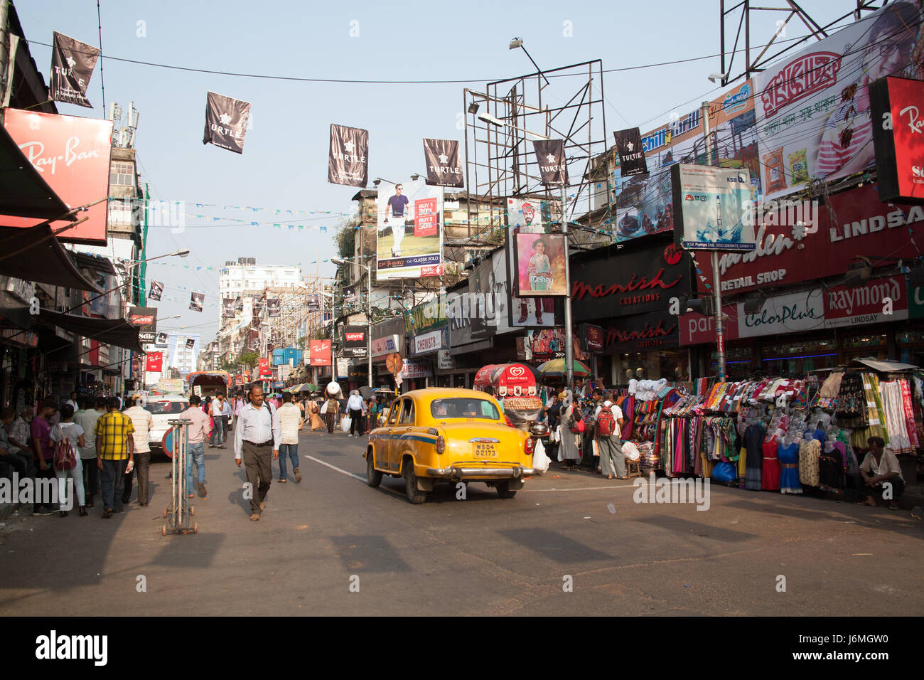 Shoppers cluster intorno alle bancarelle del mercato sul marciapiede di Lindsay Street, Kolkata - Calcutta - West Bengal India Foto Stock