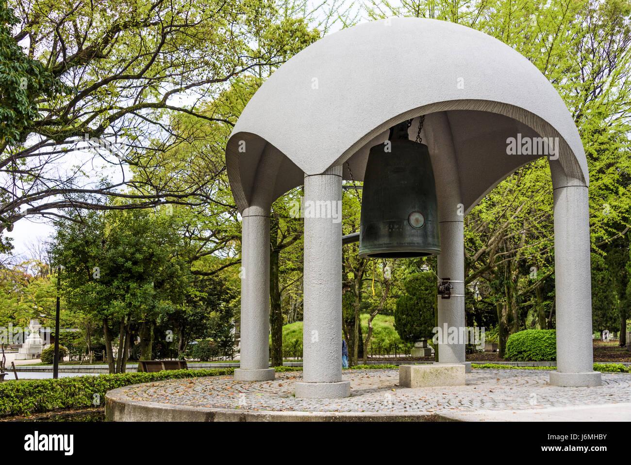 La campana della pace memorial WW2 Hiroshima bomba atomica park. Foto Stock