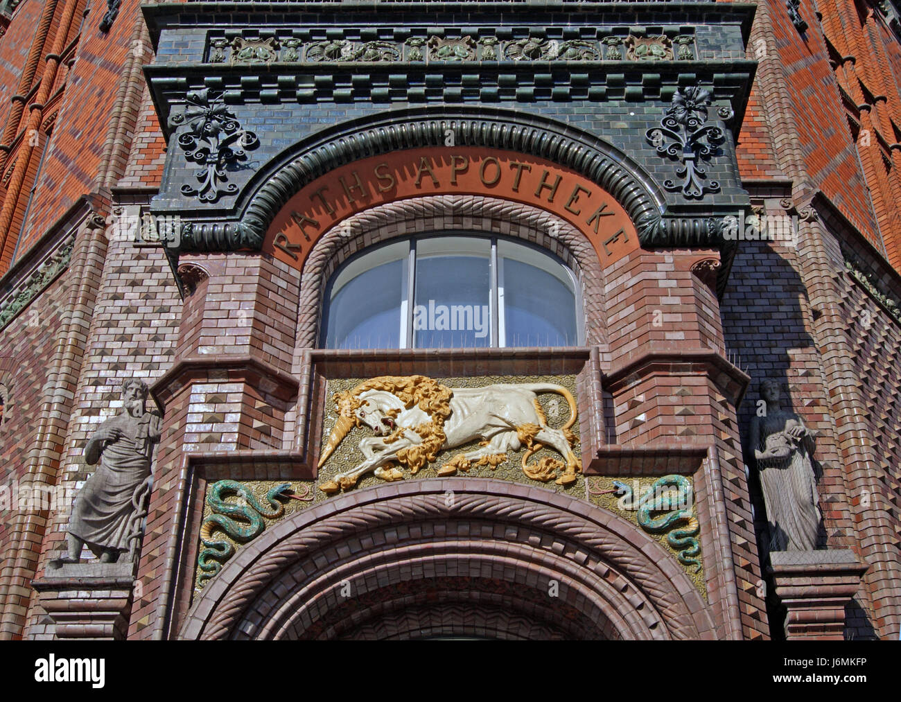 Ingresso Balcone town hall Hannover sollievo unicorn serpenti farmacia farmacia Foto Stock