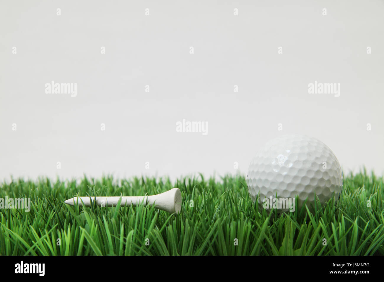 Il tè sport sport golfo palla palla da golf verde erba dettaglio gioco gioco nei tornei Foto Stock