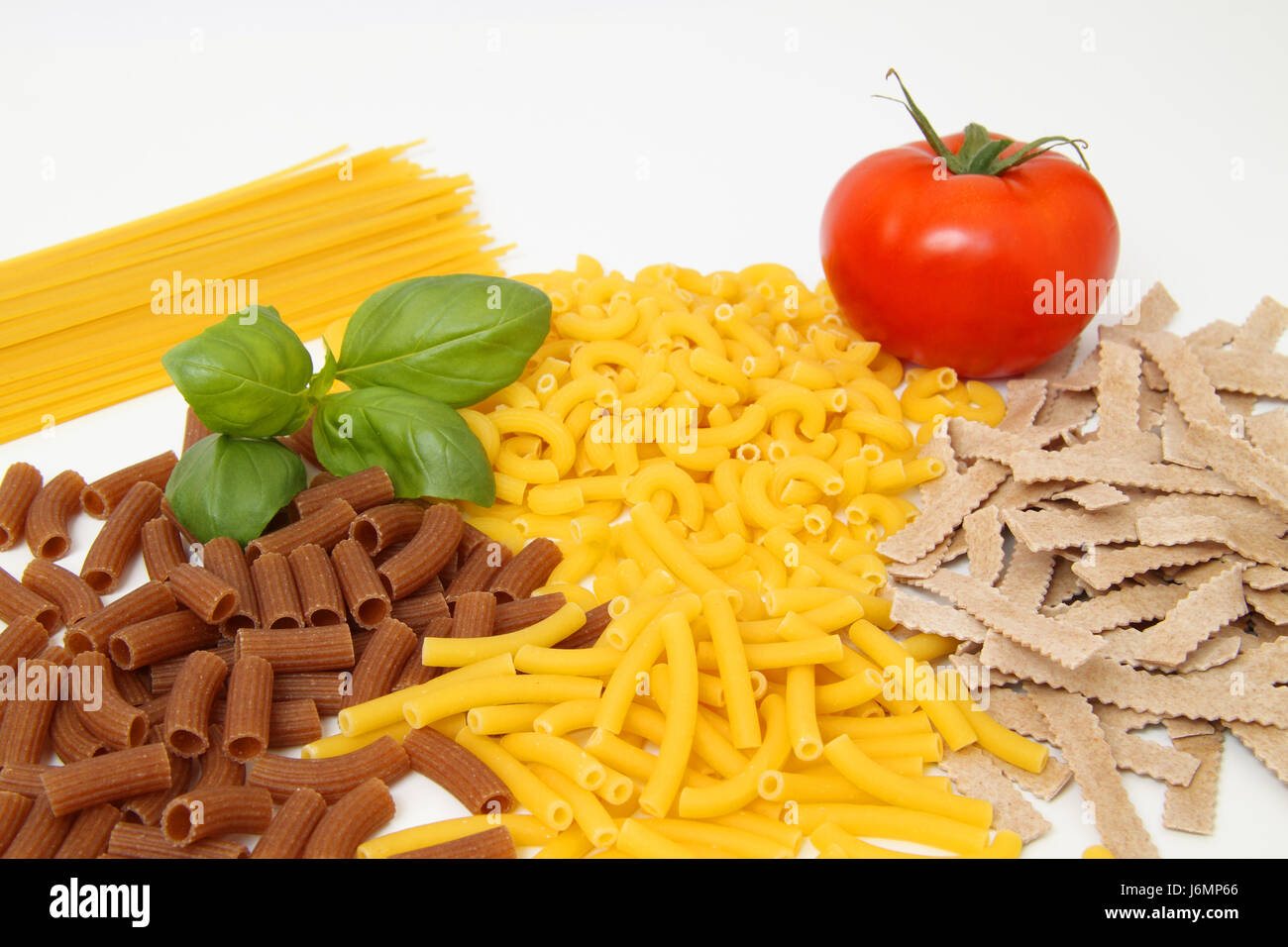 Cibo aliment impasto tagliatelle basilico spaghetti pomodoro cibo integrale aliment Foto Stock