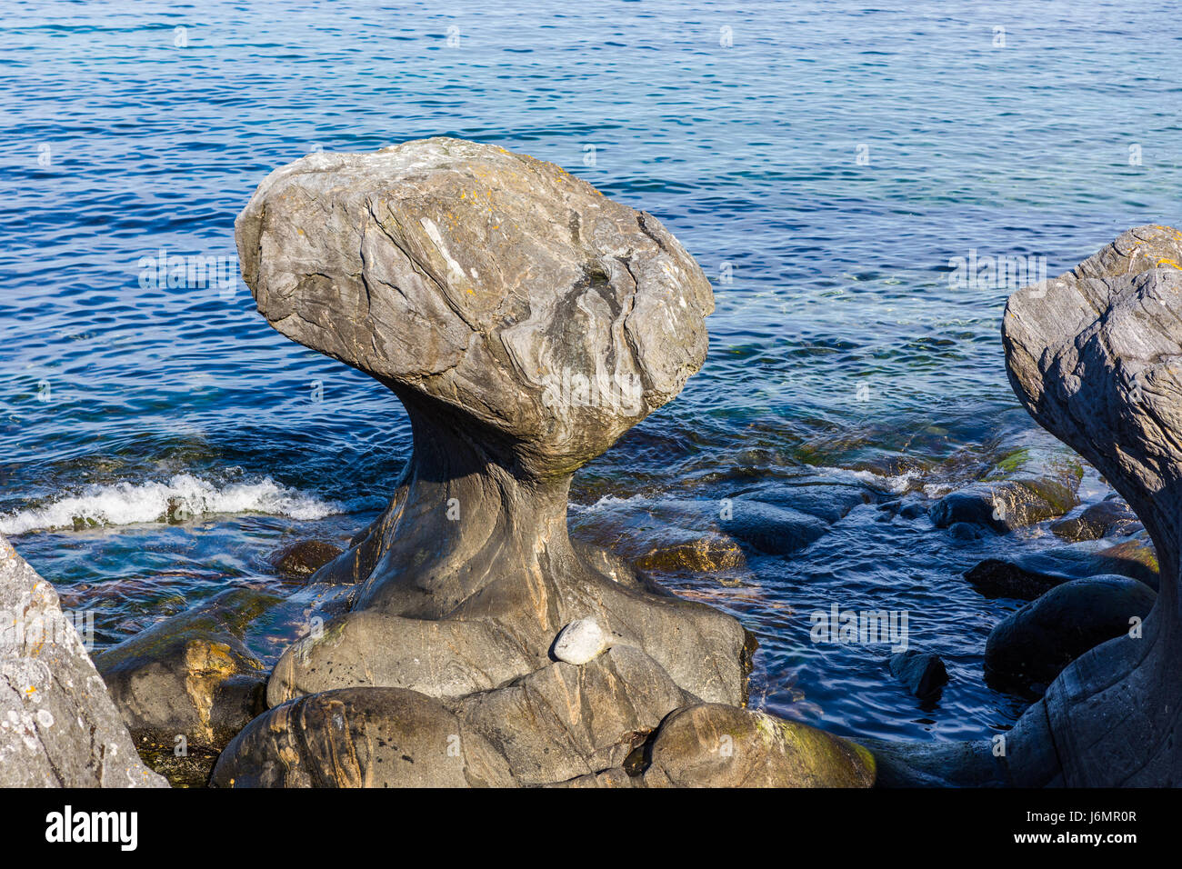 Kannesteinen è una speciale pietra sagomata situato sulla riva di Oppedal. Foto Stock