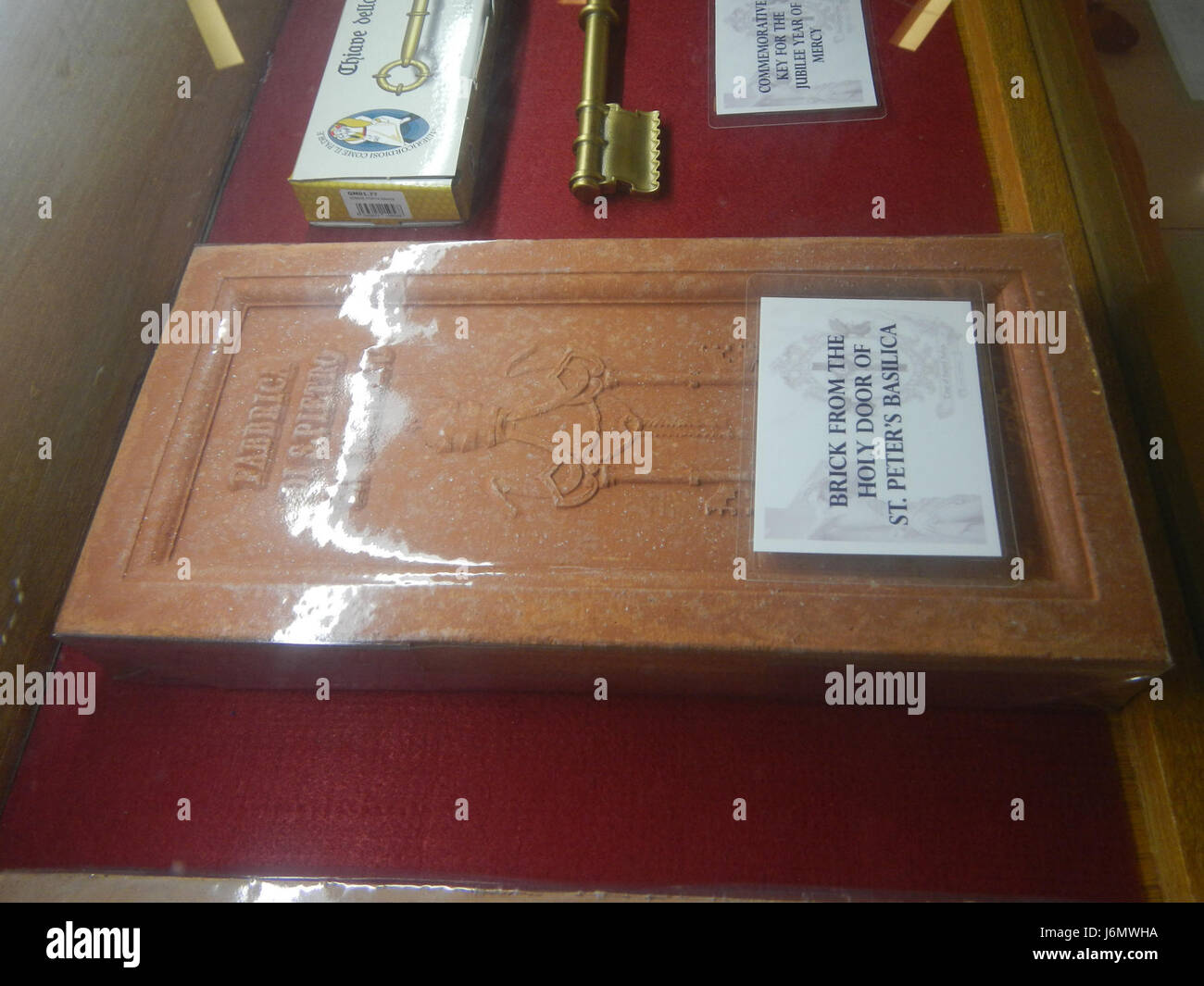 Il "tu es Petrus" si riferisce a un evento significativo che coinvolge un tour delle reliquie papali, forse legate alla fede cattolica. Ivan Merz ha partecipato a questo evento nel 2017 presso SM City Baliwag, mostrando manufatti religiosi e patrimonio cattolico. Foto Stock