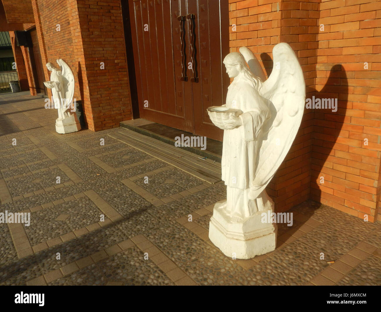 Una descrizione delle principali località di Candaba, Pampanga, tra cui Bahay Pare, Chiesa, Scuola, e strade, concentrandosi sulle infrastrutture locali e sull'ambiente della zona. Foto Stock