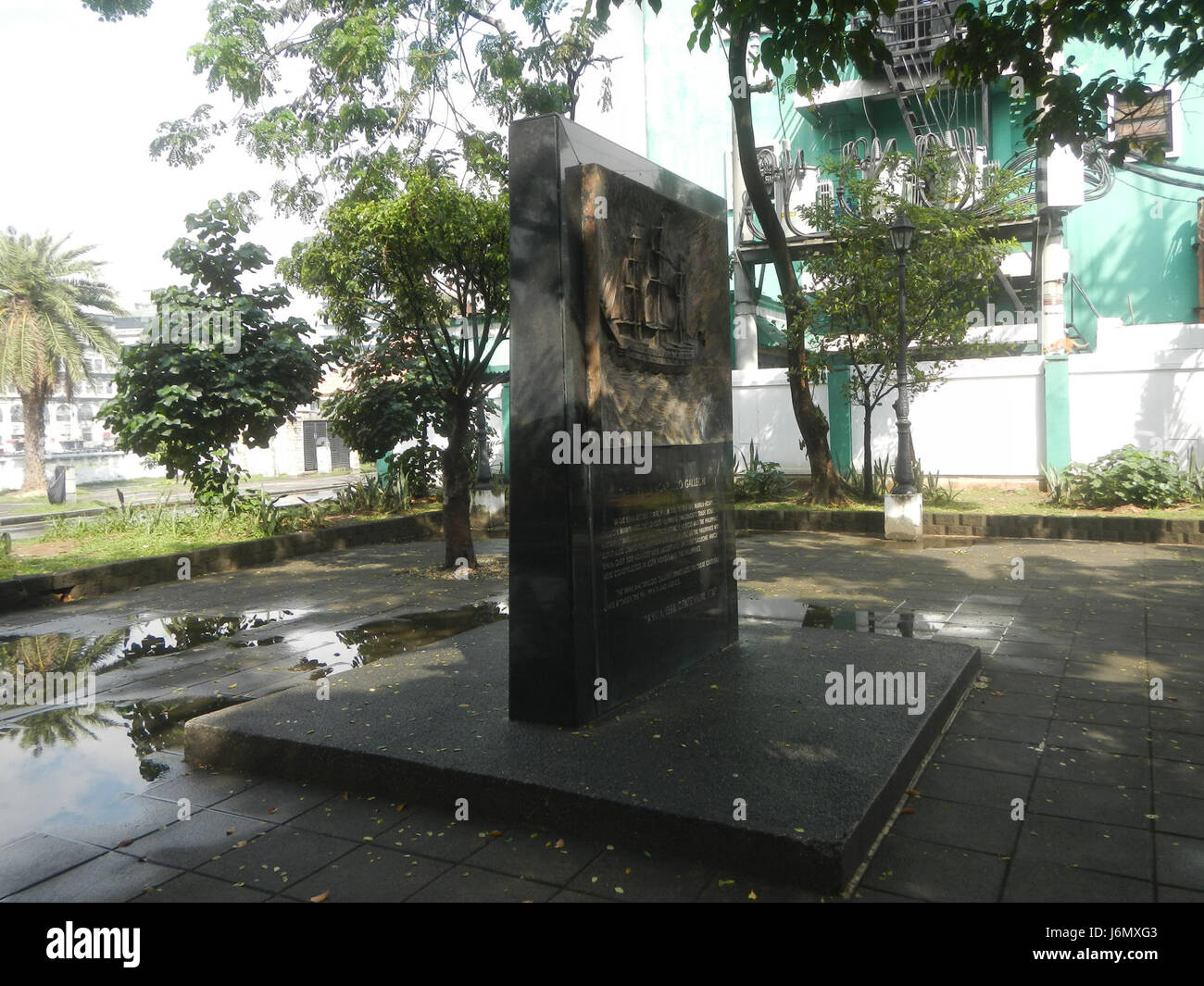 Il Manila Acapulco Galleon Memorial, situato nel Parco Maestranza, Intramuros, fu eretto per commemorare il Manila-Acapulco Galleon Trade, una parte importante della storia filippina durante l'era coloniale. Il monumento è un simbolo delle rotte commerciali che collegano le Filippine e il Messico dal XVI al XIX secolo. Foto Stock