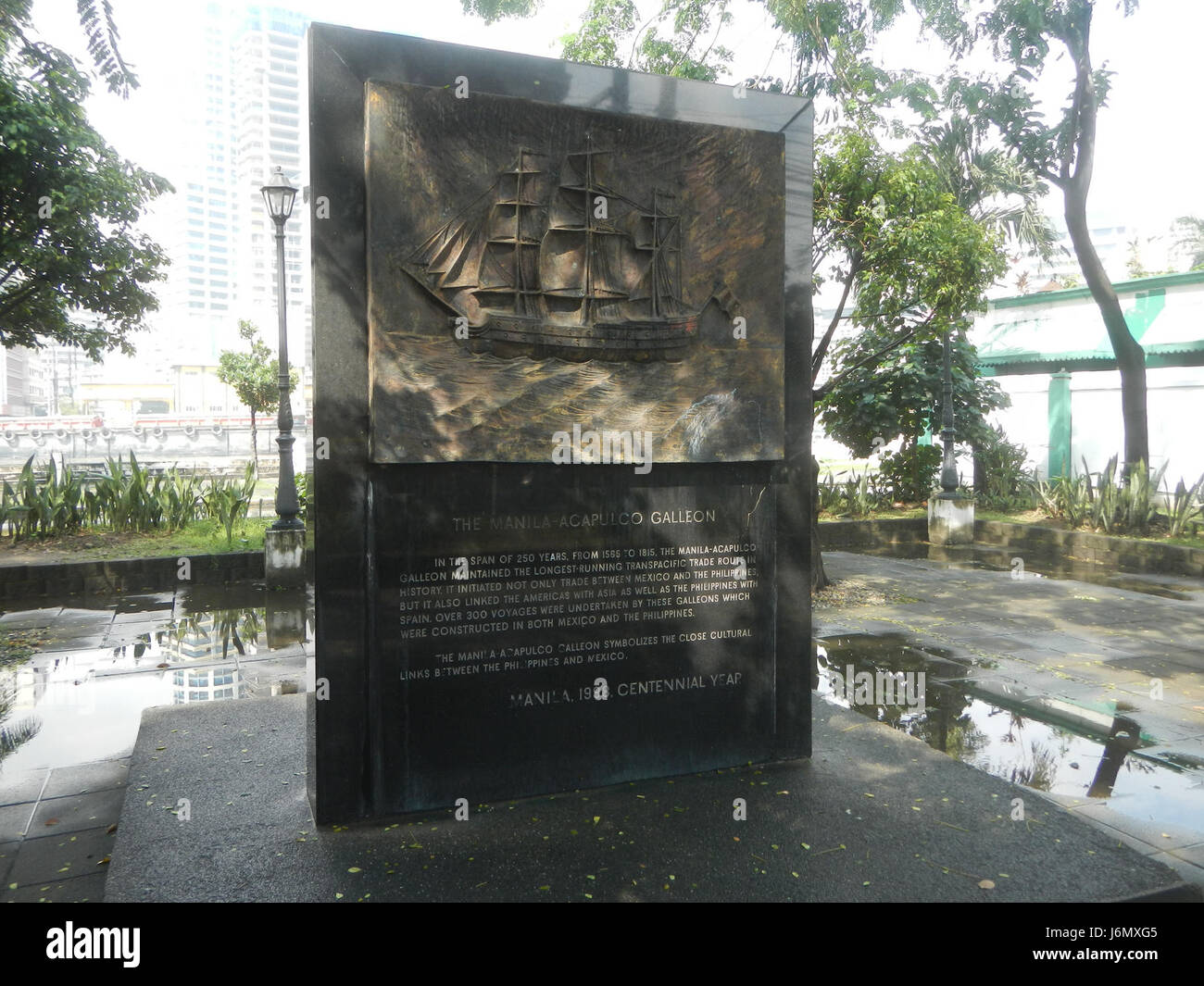 Il Manila Acapulco Galleon Memorial nel Maestranza Park, Intramuros, commemora lo storico commercio Manila-Acapulco Galleon che ha collegato le Filippine al Messico per oltre 250 anni. Il memoriale funge da simbolo della storia marittima e commerciale duratura tra le due nazioni. Foto Stock