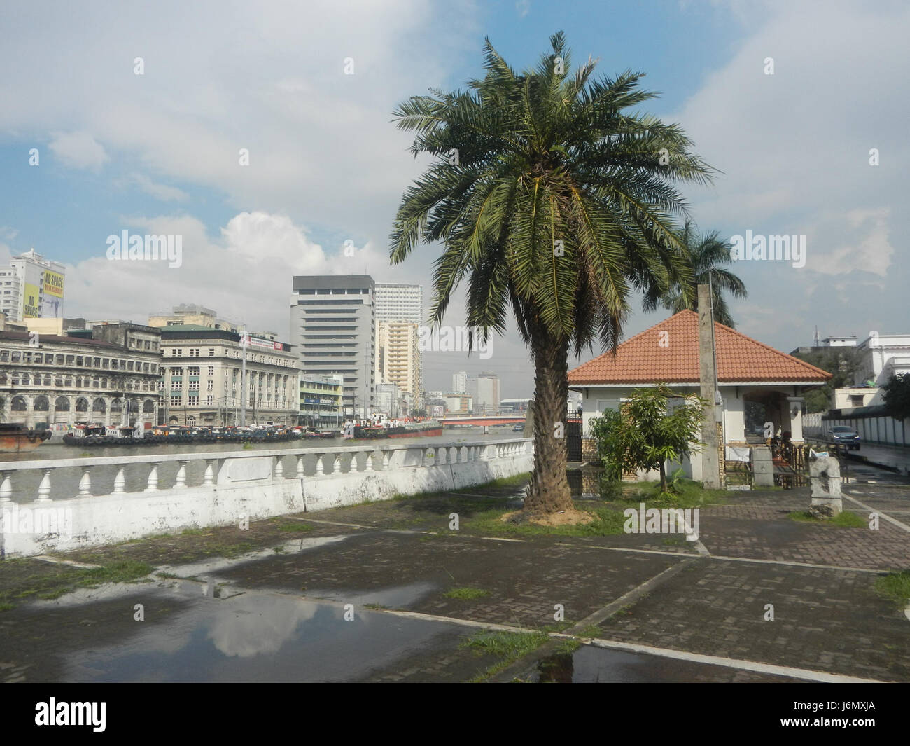 Questa immagine del 2006 mostra il fiume Pasig, Plaza Mexico, il Parco Maestranza e il vicino parcheggio a Intramuros, Manila, raffigurante lo sviluppo del paesaggio urbano. Foto Stock
