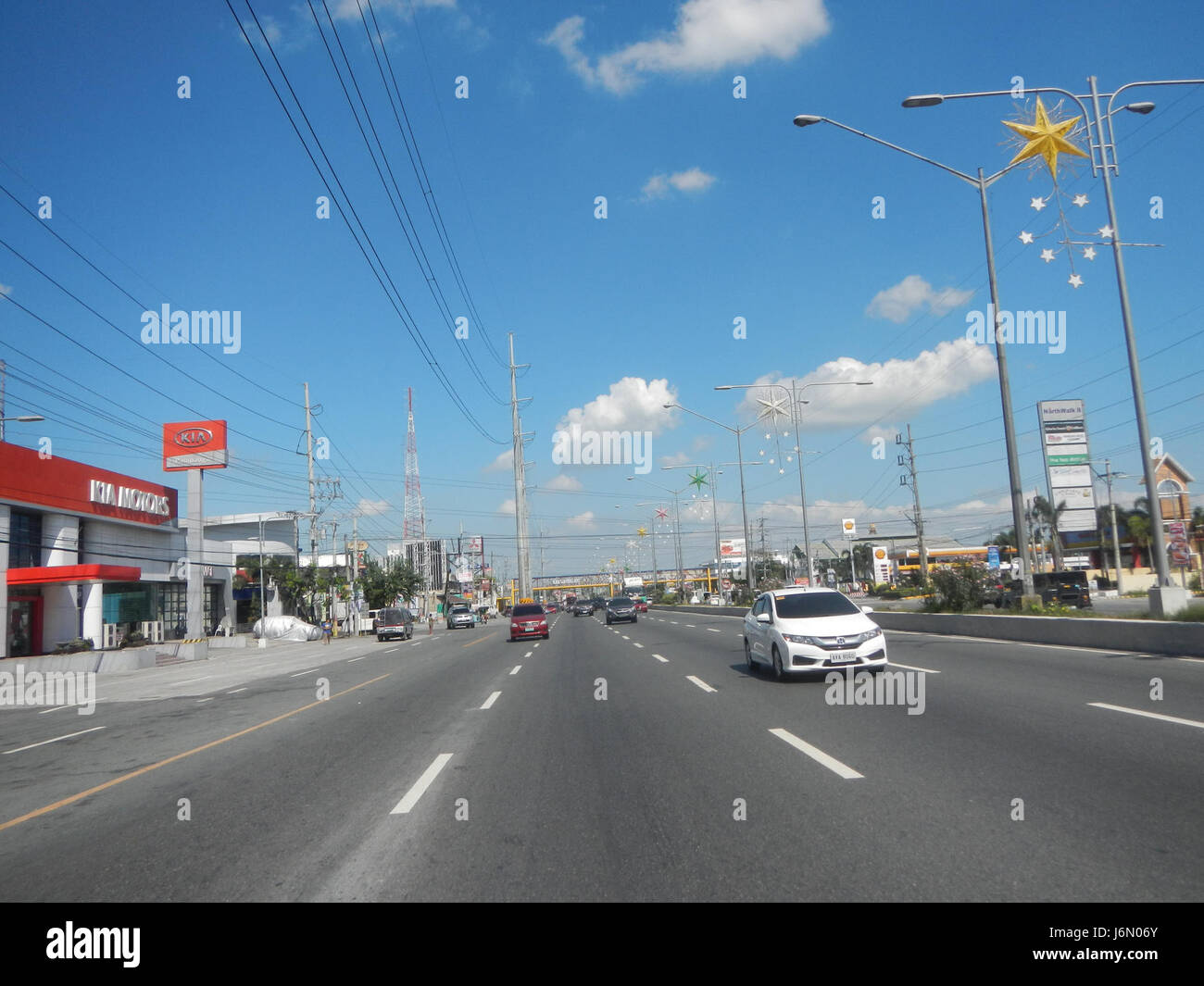 La Olongapo-Gapan Road a Pampanga è una strada principale, parte del sistema autostradale MacArthur nelle Filippine. Questa strada svolge un ruolo significativo nel trasporto regionale e nello sviluppo, collegando varie province. Foto Stock