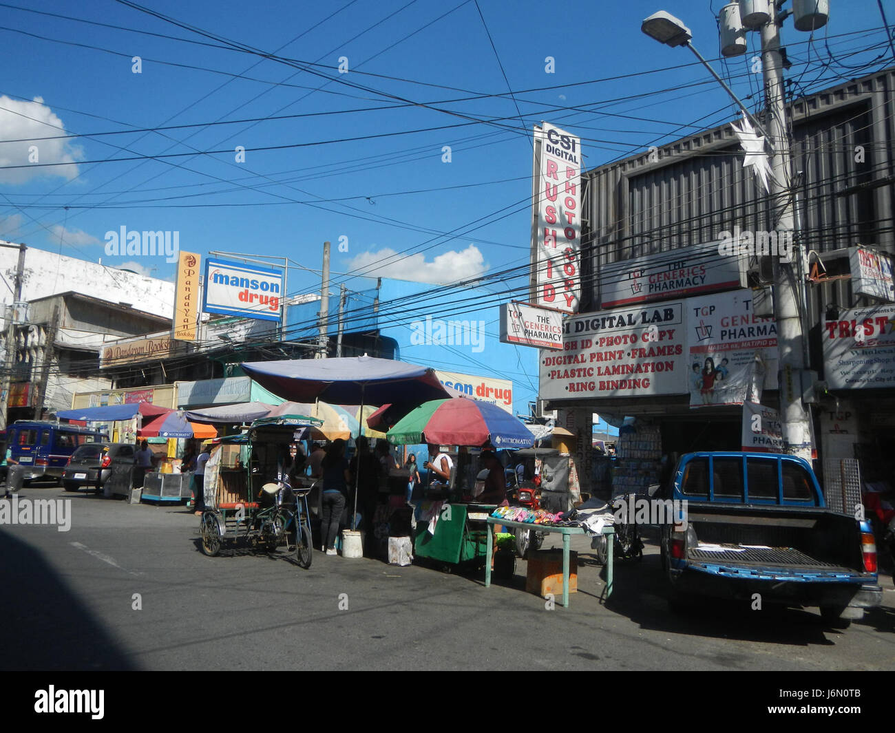 L'immagine mostra le strade e il centro finanziario di San Fernando City a Pampanga, Filippine. La vivace area urbana comprende edifici commerciali, attività di strada e mette in mostra il ruolo della città come centro commerciale nella regione. Foto Stock