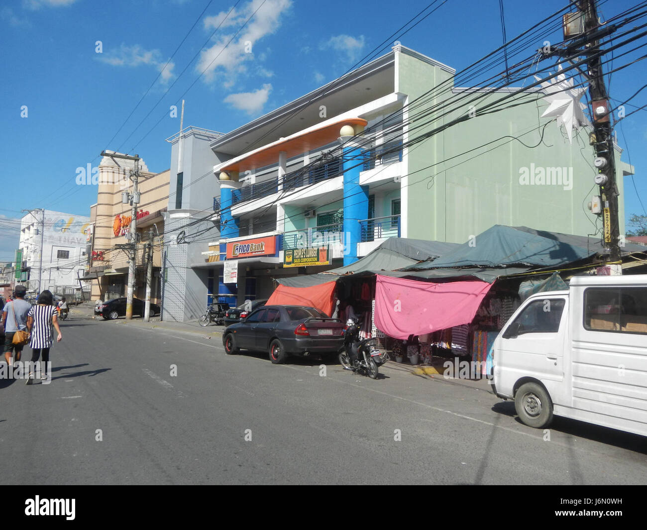 Questa immagine presenta il centro della città di San Fernando, Pampanga, Filippine, evidenziando le strade municipali e il quartiere degli affari, mostrando lo sviluppo urbano e il commercio locale. Foto Stock