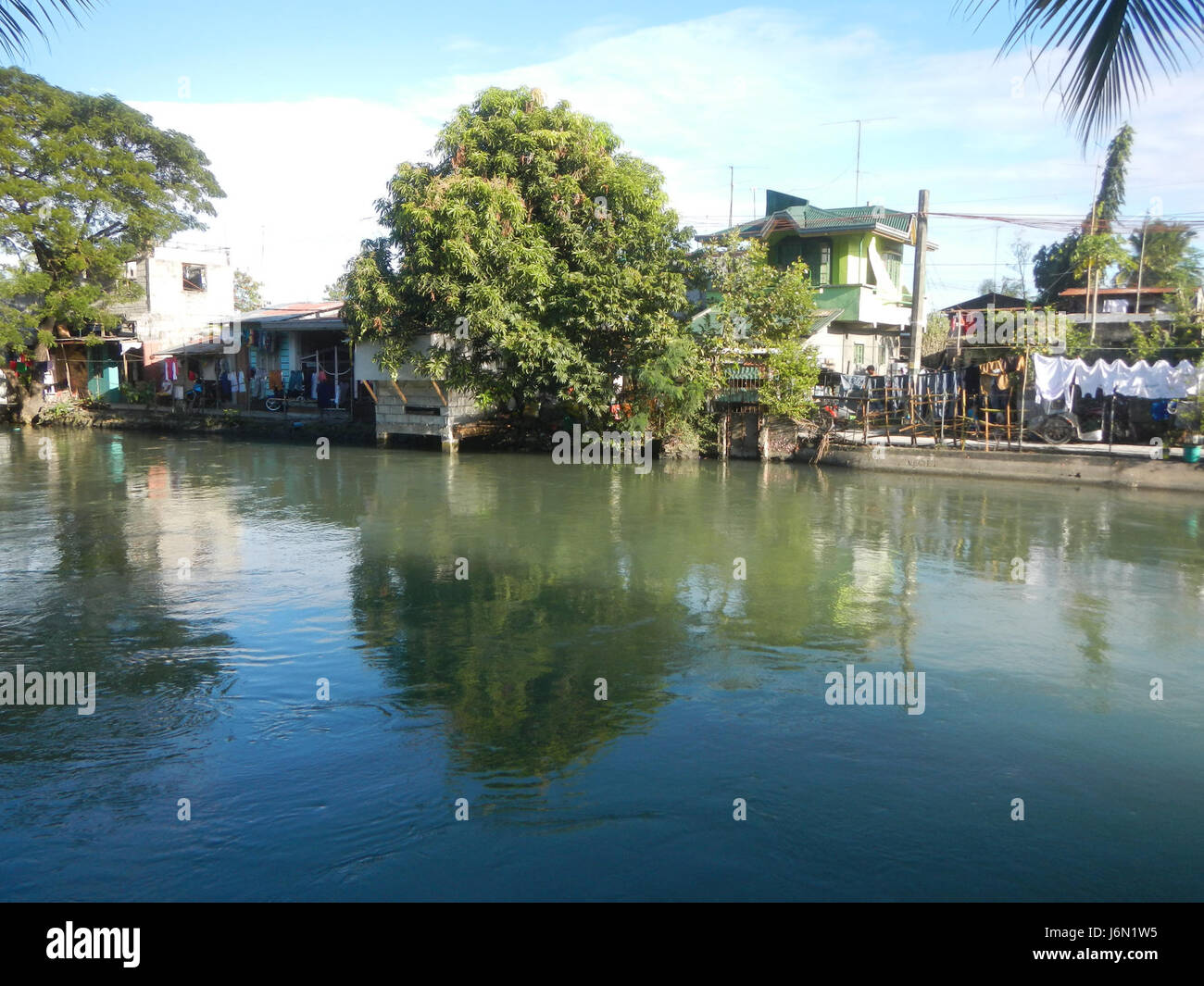Questa immagine raffigura le risaie e i sistemi di irrigazione a Bagong Nayon, Baliuag, Bulacan, Filippine, con particolare attenzione ai ponti stradali della zona, mettendo in evidenza l'agricoltura e le infrastrutture locali. Foto Stock