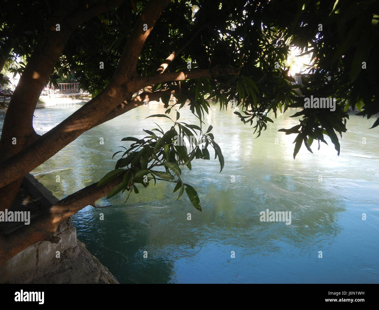 Questa fotografia raffigura i sistemi di irrigazione utilizzati nelle risaie di Bagong Nayon, Baliuag, Bulacan, con un'enfasi sui ponti stradali che attraversano i canali di irrigazione della regione, chiave per l'agricoltura locale nelle Filippine. Foto Stock