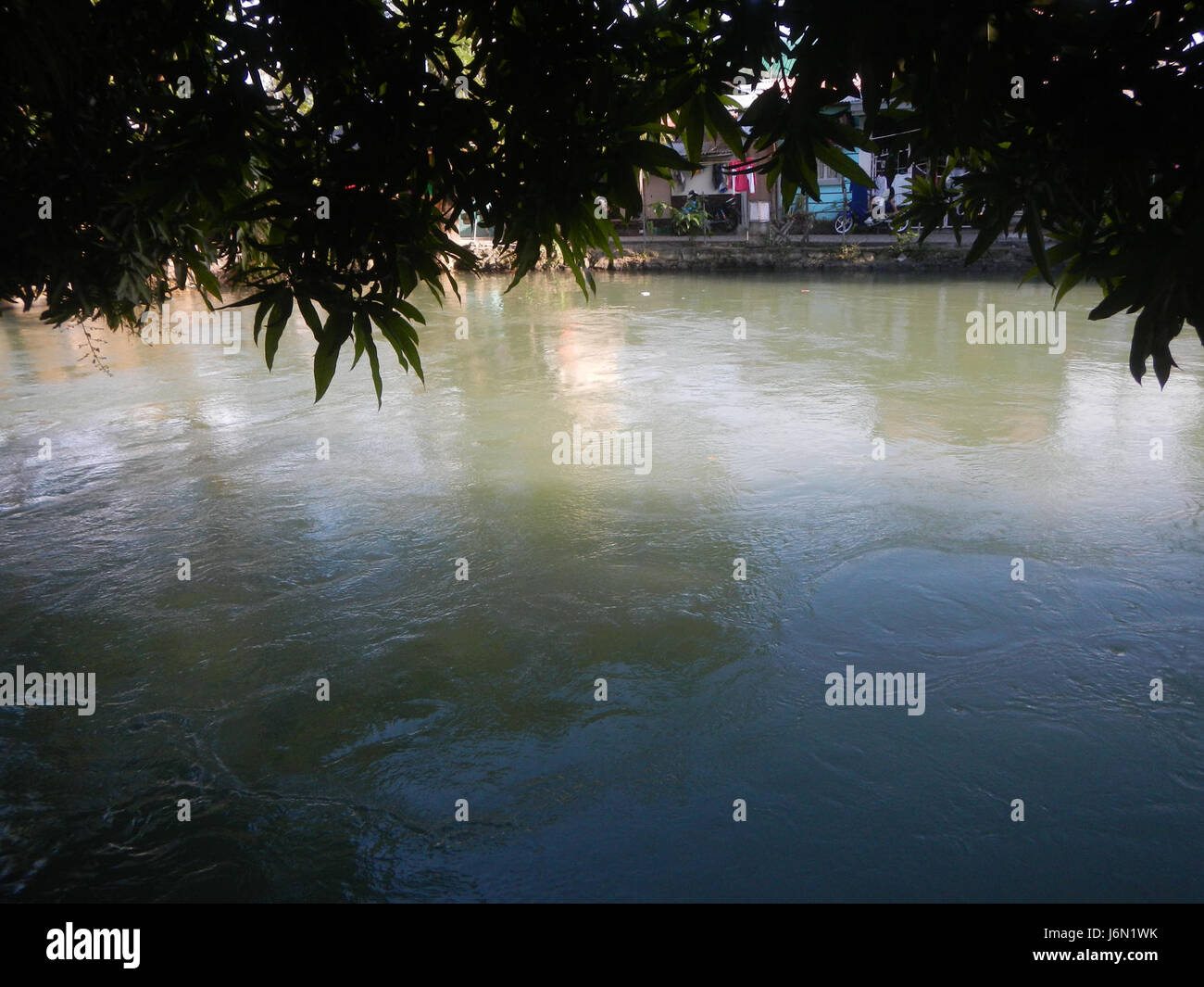 L'immagine mostra il sistema di irrigazione e i ponti stradali nelle risaie di Bagong Nayon, Baliuag, Bulacan. Queste strutture sostengono l'agricoltura locale e i trasporti nella regione. Foto Stock