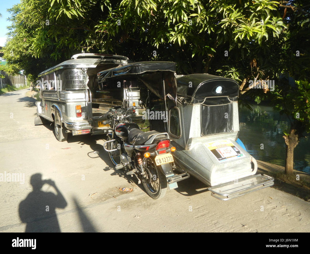 Questo riferimento fa riferimento ai sistemi di irrigazione nelle risaie di Bagong Nayon, Baliuag, Bulacan, una regione nota per le sue pratiche agricole. I miglioramenti infrastrutturali, come i ponti stradali, svolgono un ruolo fondamentale nel facilitare l'irrigazione e migliorare le condizioni agricole della zona. Foto Stock